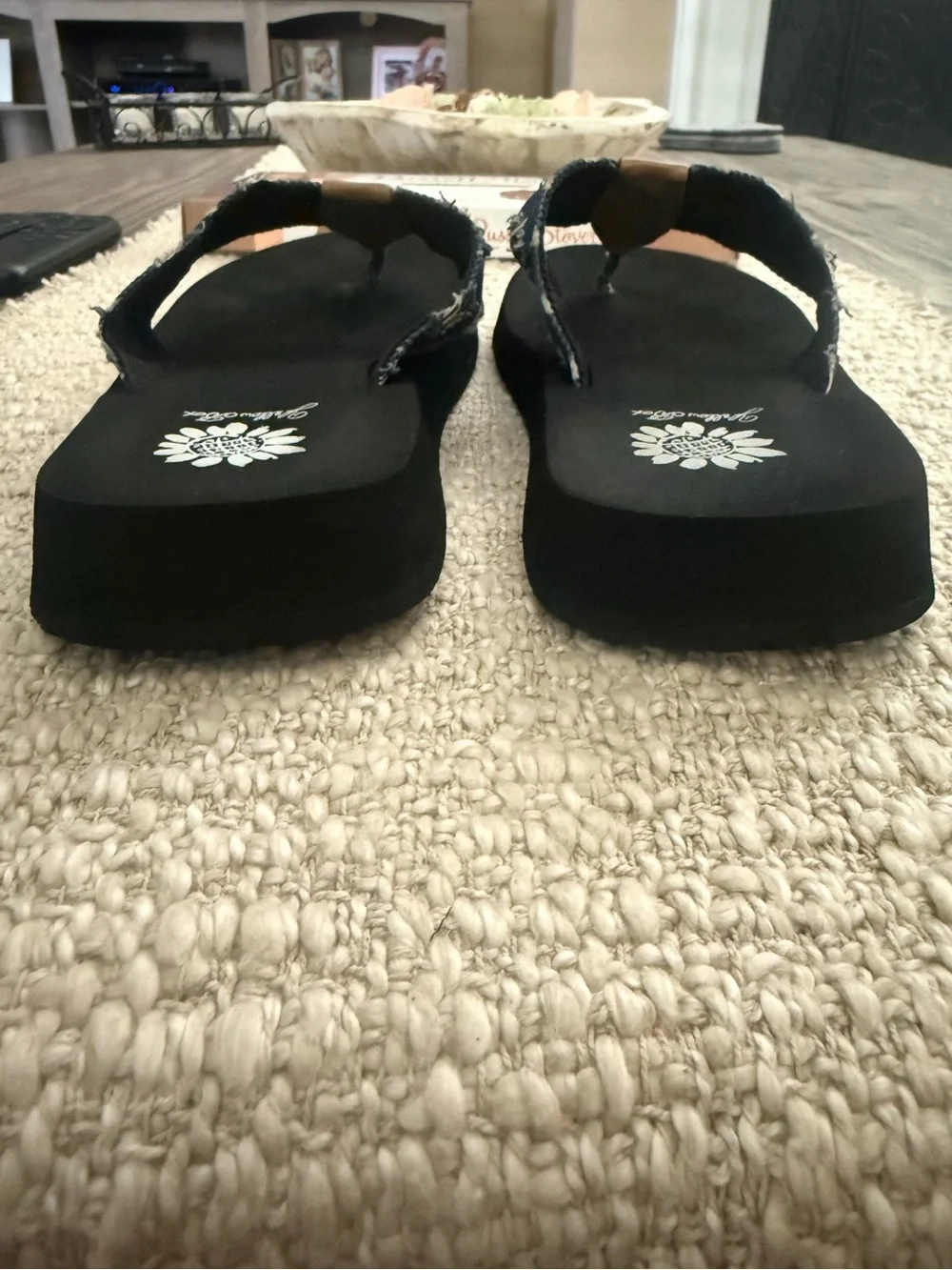 Yellow Box Navy Star & Flag Print Flip Flops with Tan Trim. Size 8. - Picture 5 of 9